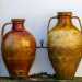 Una verandina ripara una serie di oggetti contadini, tra cui due capasoni, antiche giare in terracotta per la conservazione di vino o olio